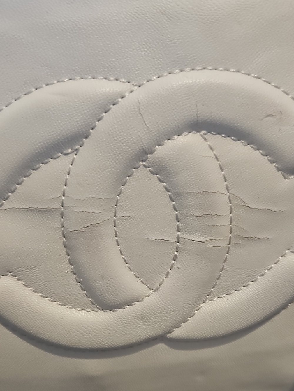 CHANEL White Quilted Leather Shoulder Bag with Gold Chain - READ - Picture 3 of 9